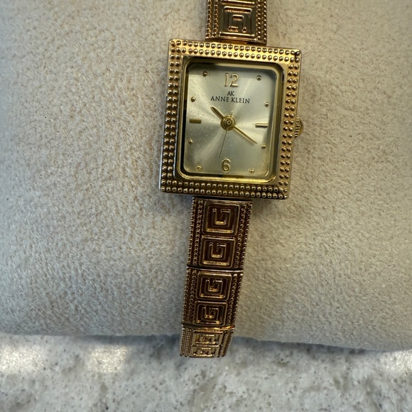 Pre-Owned  Vintage Women's Squared gold tone Anne Klein wristwatch - Picture 2 of 7